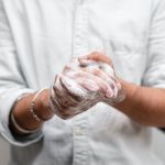 Persona lavándose las manos para prevenir enfermedades zoonóticas