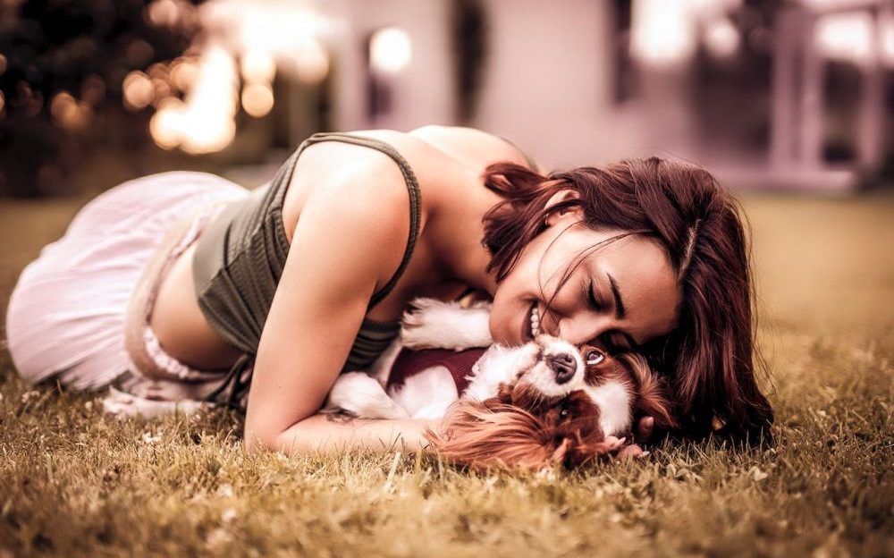 chica y perro jugando