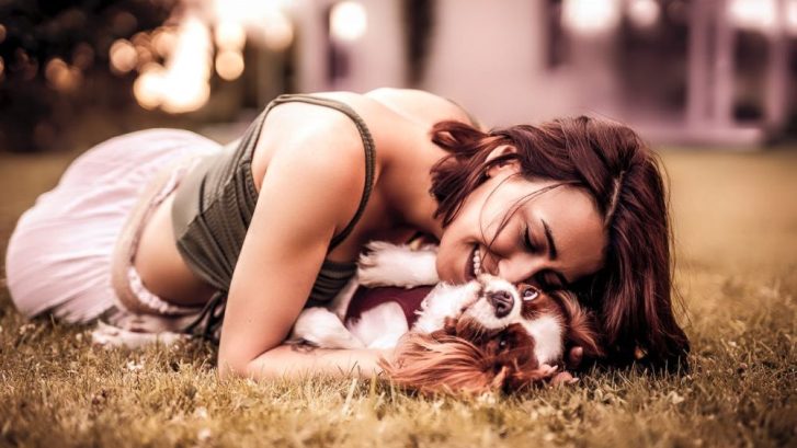 chica y perro jugando